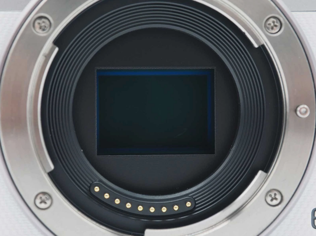 Canon EOS M100 White 24.2 MP Digital Camera 15-45mm Lens [Near Mint]
