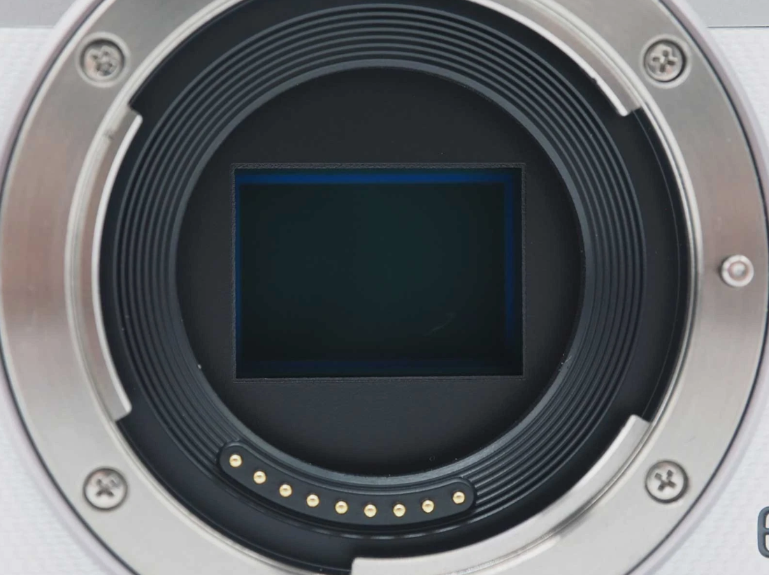 Canon EOS M100 White 24.2 MP Digital Camera 15-45mm Lens [Near Mint]