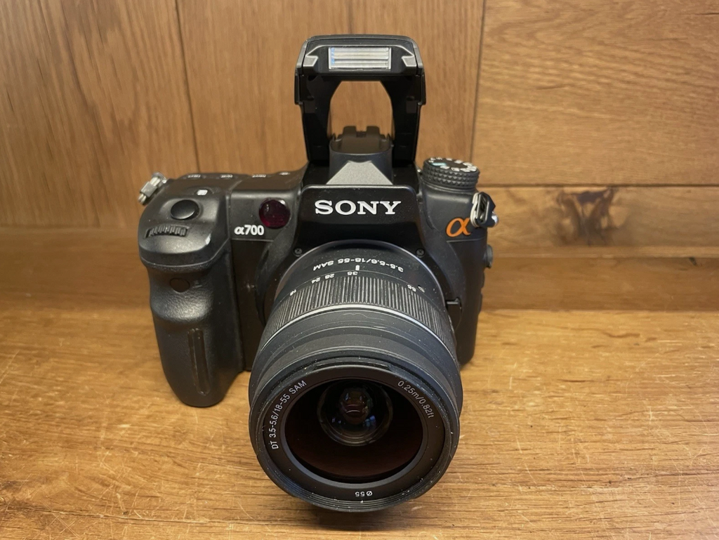 Sony Alpha700 DSLR-A700 Camera DT 18-55mm F/3.5-5.6 SAL1855 12.2MP