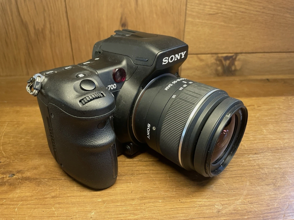 Sony Alpha700 DSLR-A700 Camera DT 18-55mm F/3.5-5.6 SAL1855 12.2MP
