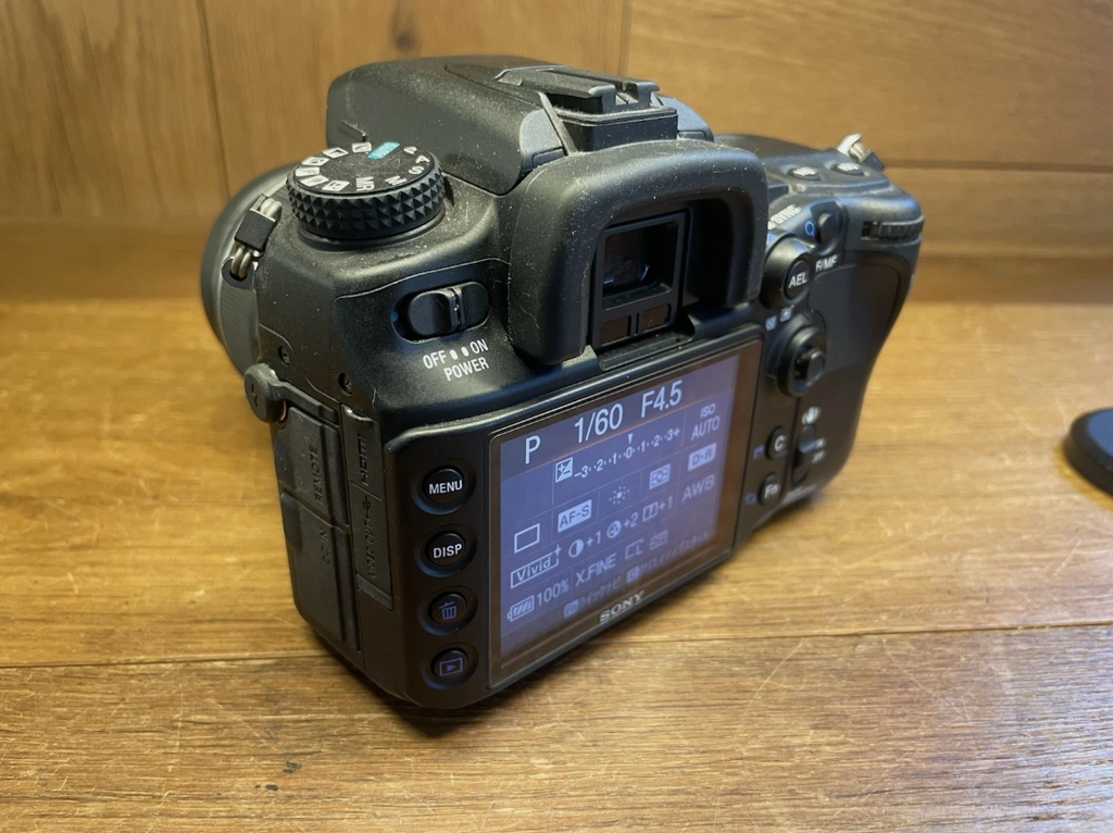 Sony Alpha700 DSLR-A700 Camera DT 18-55mm F/3.5-5.6 SAL1855 12.2MP