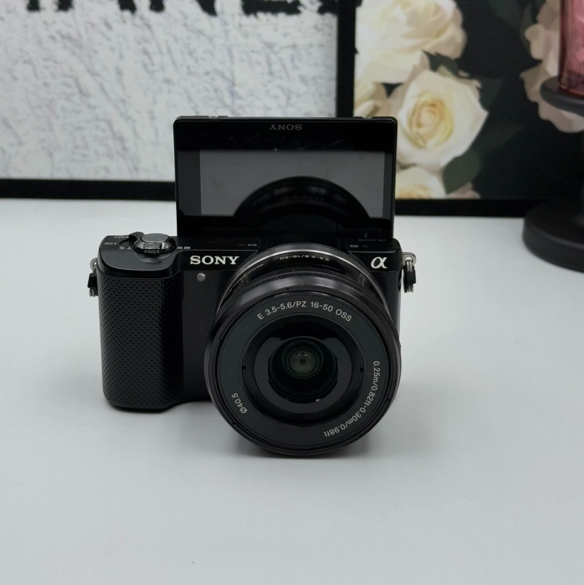 Sony Alpha A5000 Mirrorless Camera w/ 16-50mm lens 20.1MP Tiltable Screen- Black