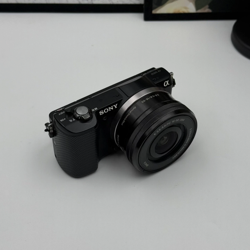 Sony Alpha A5000 Mirrorless Camera w/ 16-50mm lens 20.1MP Tiltable Screen- Black