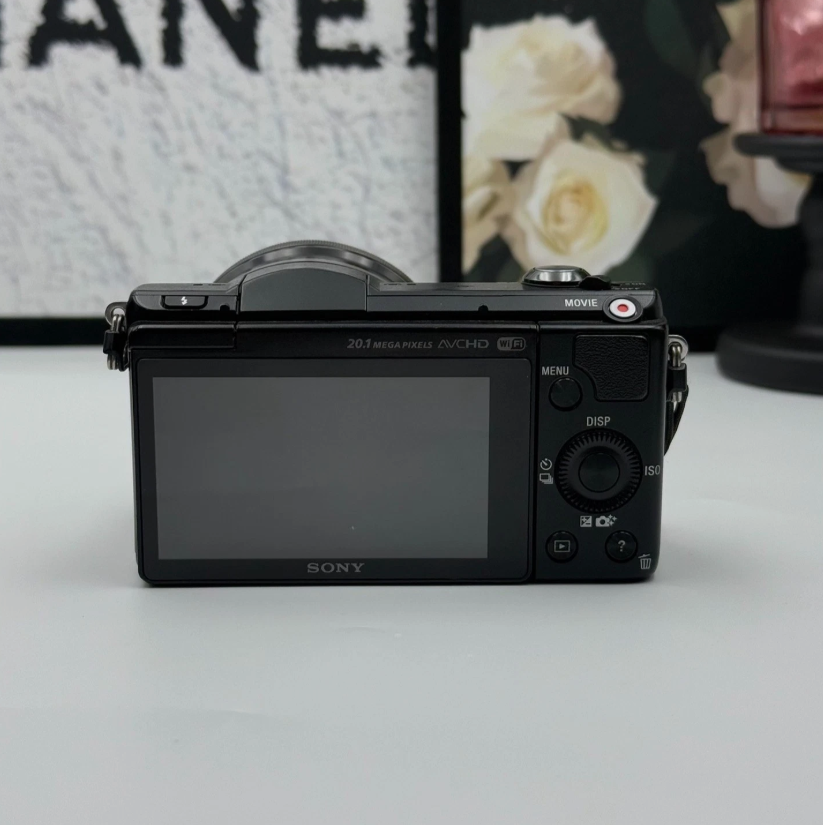 Sony Alpha A5000 Mirrorless Camera w/ 16-50mm lens 20.1MP Tiltable Screen- Black