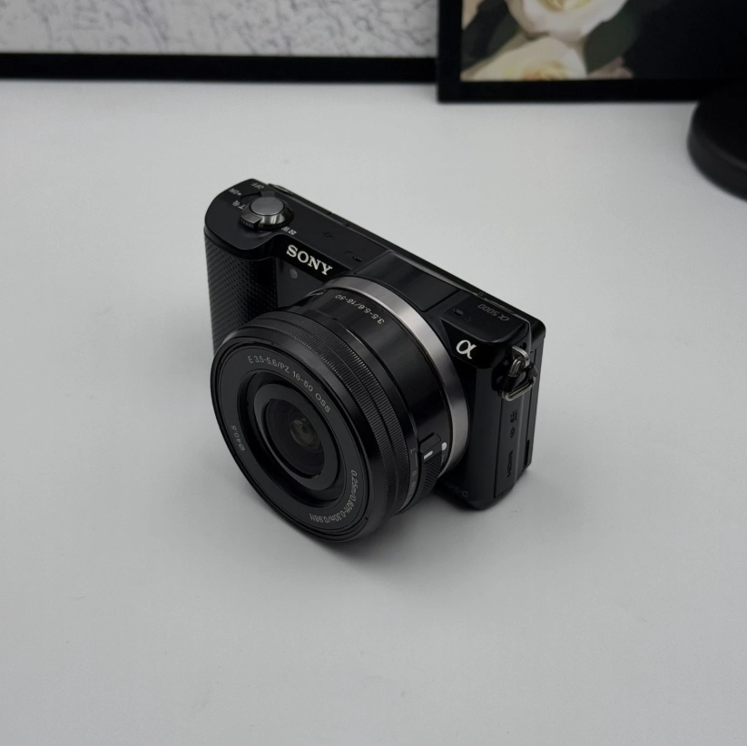 Sony Alpha A5000 Mirrorless Camera w/ 16-50mm lens 20.1MP Tiltable Screen- Black