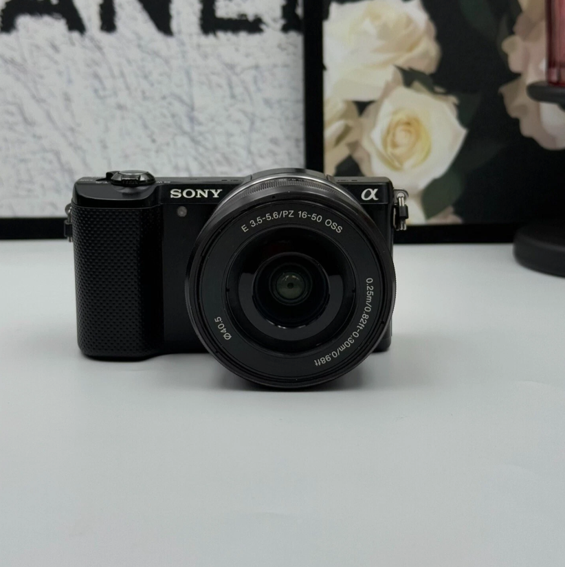 Sony Alpha A5000 Mirrorless Camera w/ 16-50mm lens 20.1MP Tiltable Screen- Black