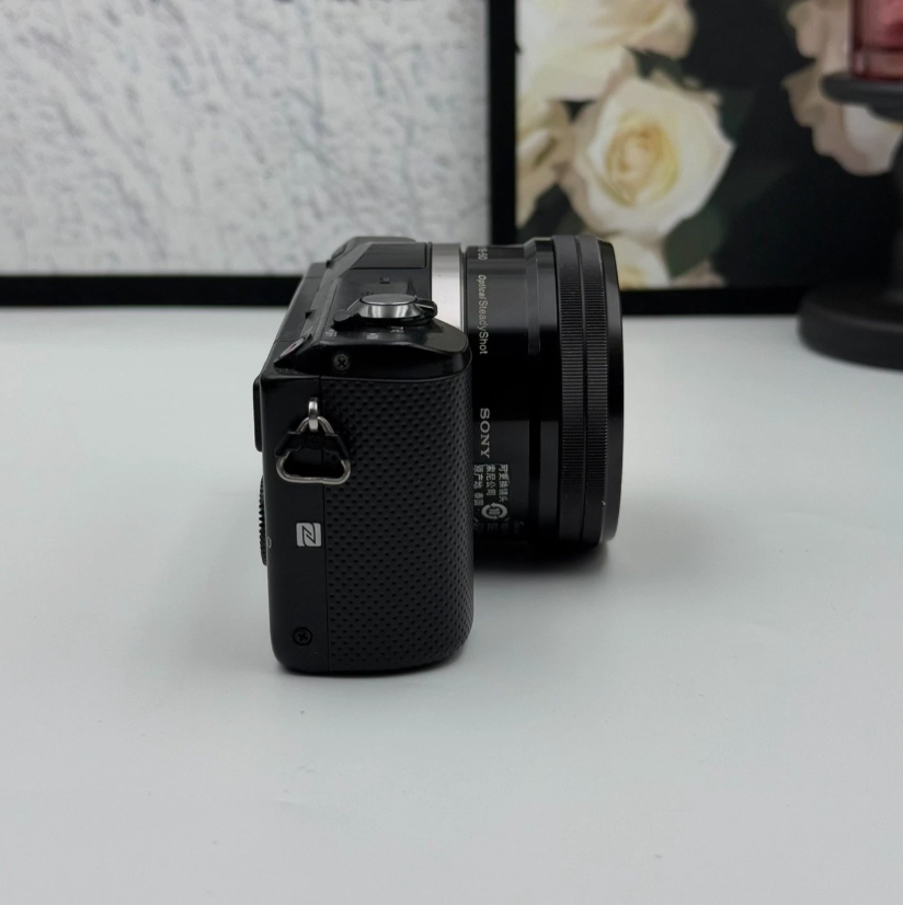 Sony Alpha A5000 Mirrorless Camera w/ 16-50mm lens 20.1MP Tiltable Screen- Black