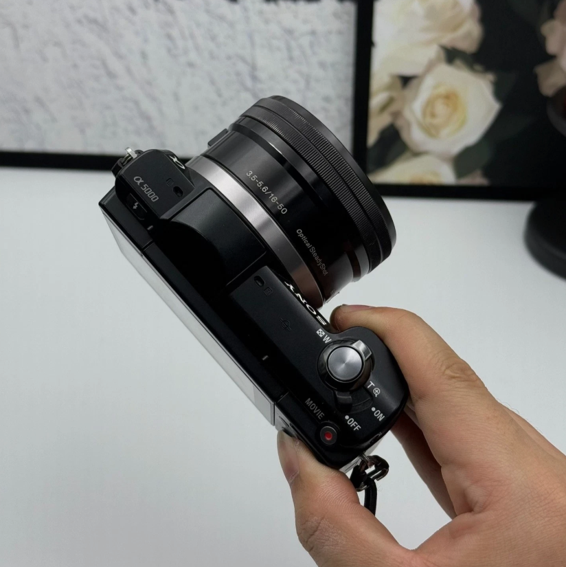 Sony Alpha A5000 Mirrorless Camera w/ 16-50mm lens 20.1MP Tiltable Screen- Black